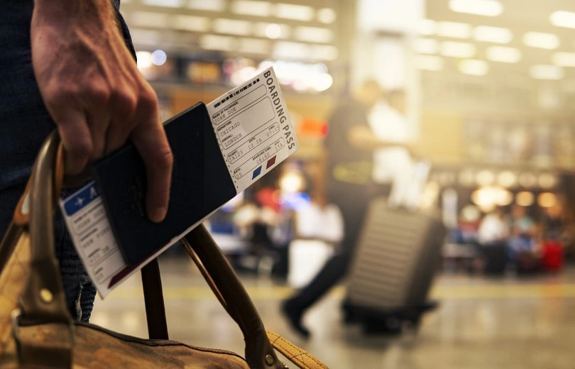 Flugticket am Flughafen
